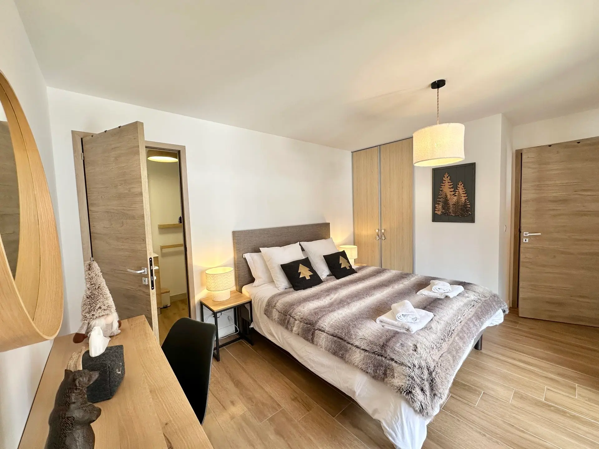 Suite parentale avec plaid en fourrure et salle de bain attenante