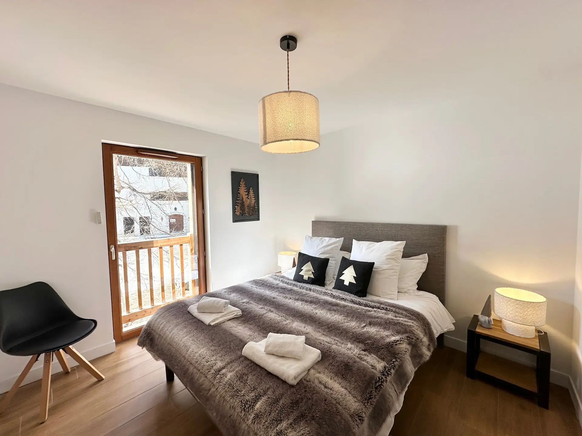 Deuxième chambre avec lit double et accès balcon