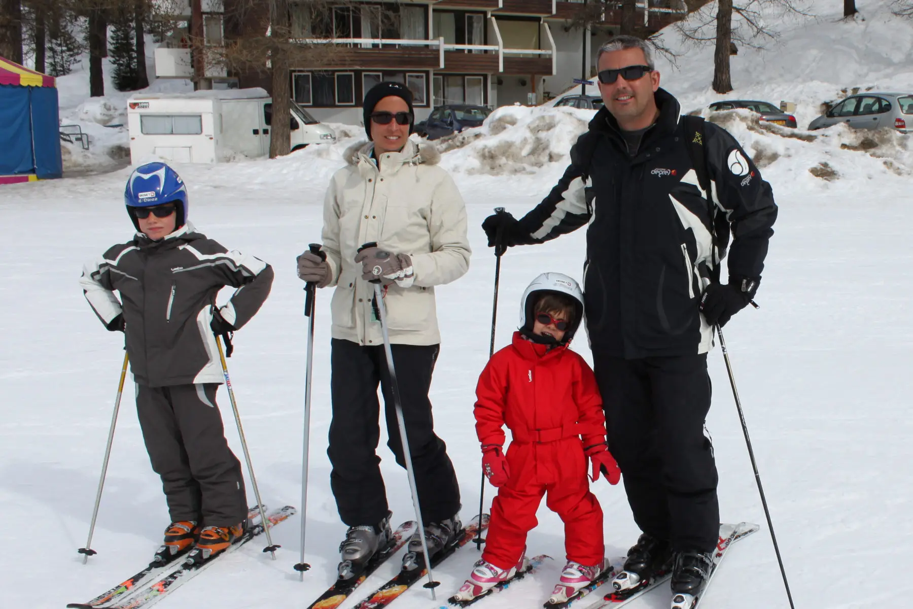 Loïc, Sandrine, Théo et Julia à skis sur le front de neige de Vars, en mars 2010