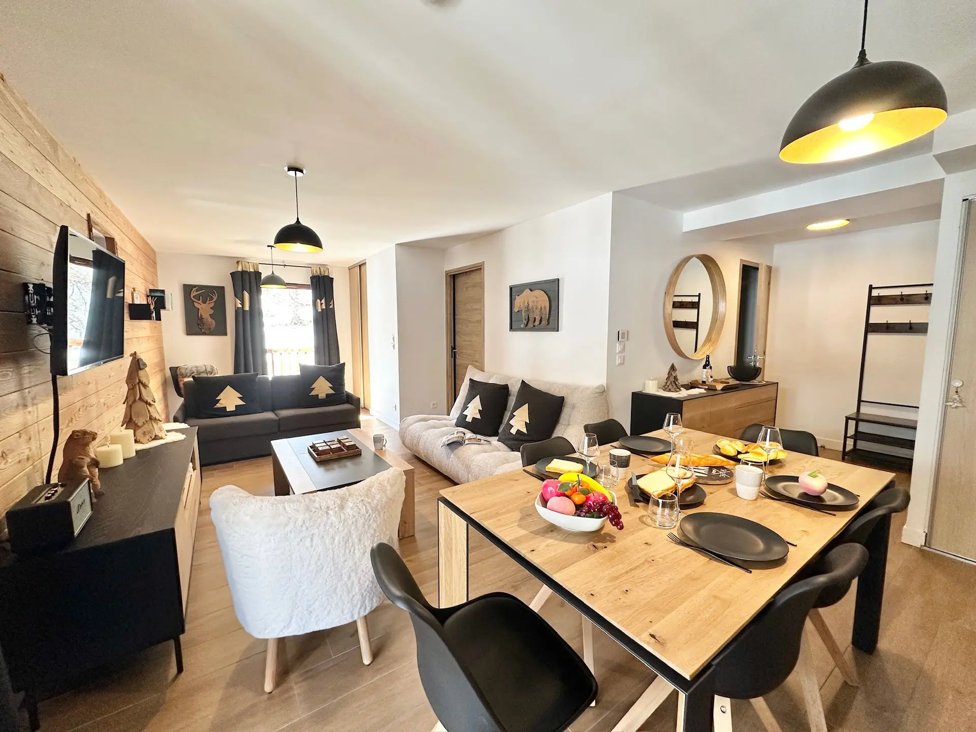 Salon de l'appartement Ô Rêves des Cimes avec vue sur la vallée