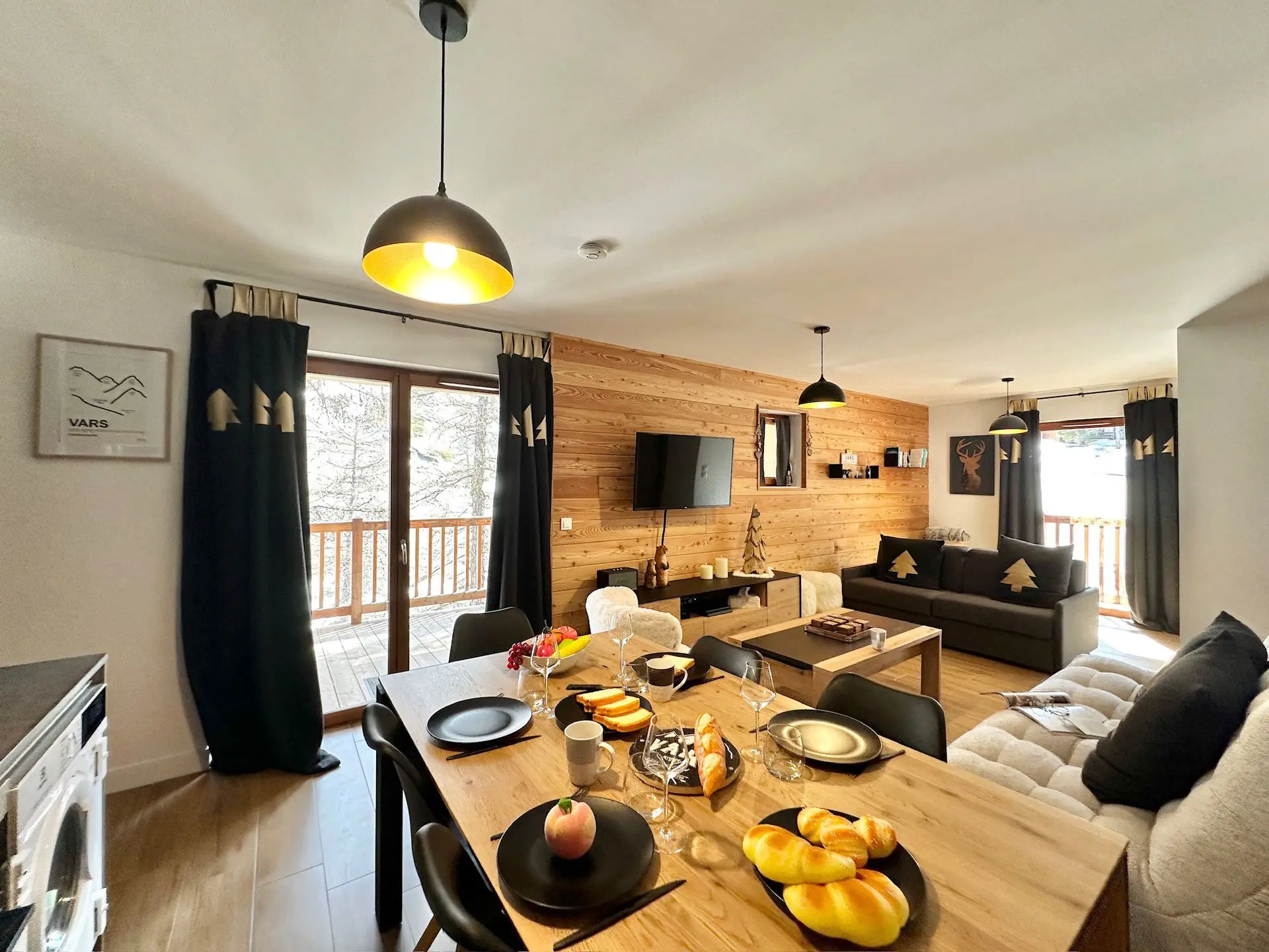 Séjour chalet avec grande table, canapés et mur en bois