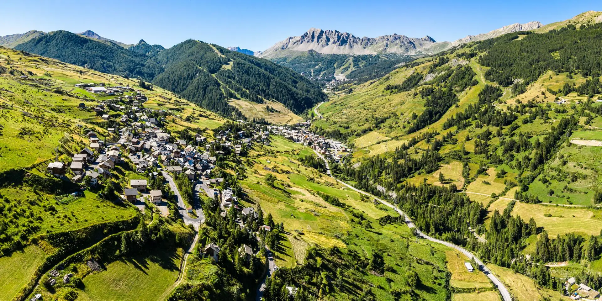 Vue aérienne du vallon de Vars en été