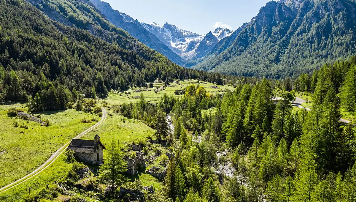 Panorama sur la vallée de Vars en été