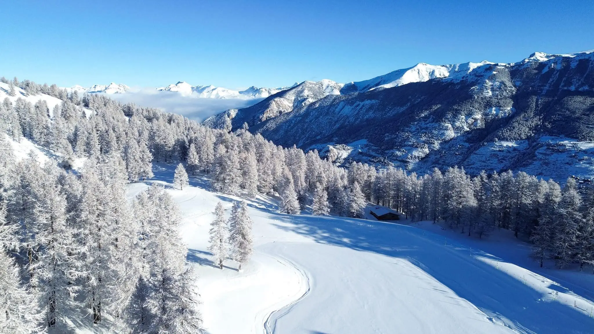Panorama sur la vallée de Vars en hiver