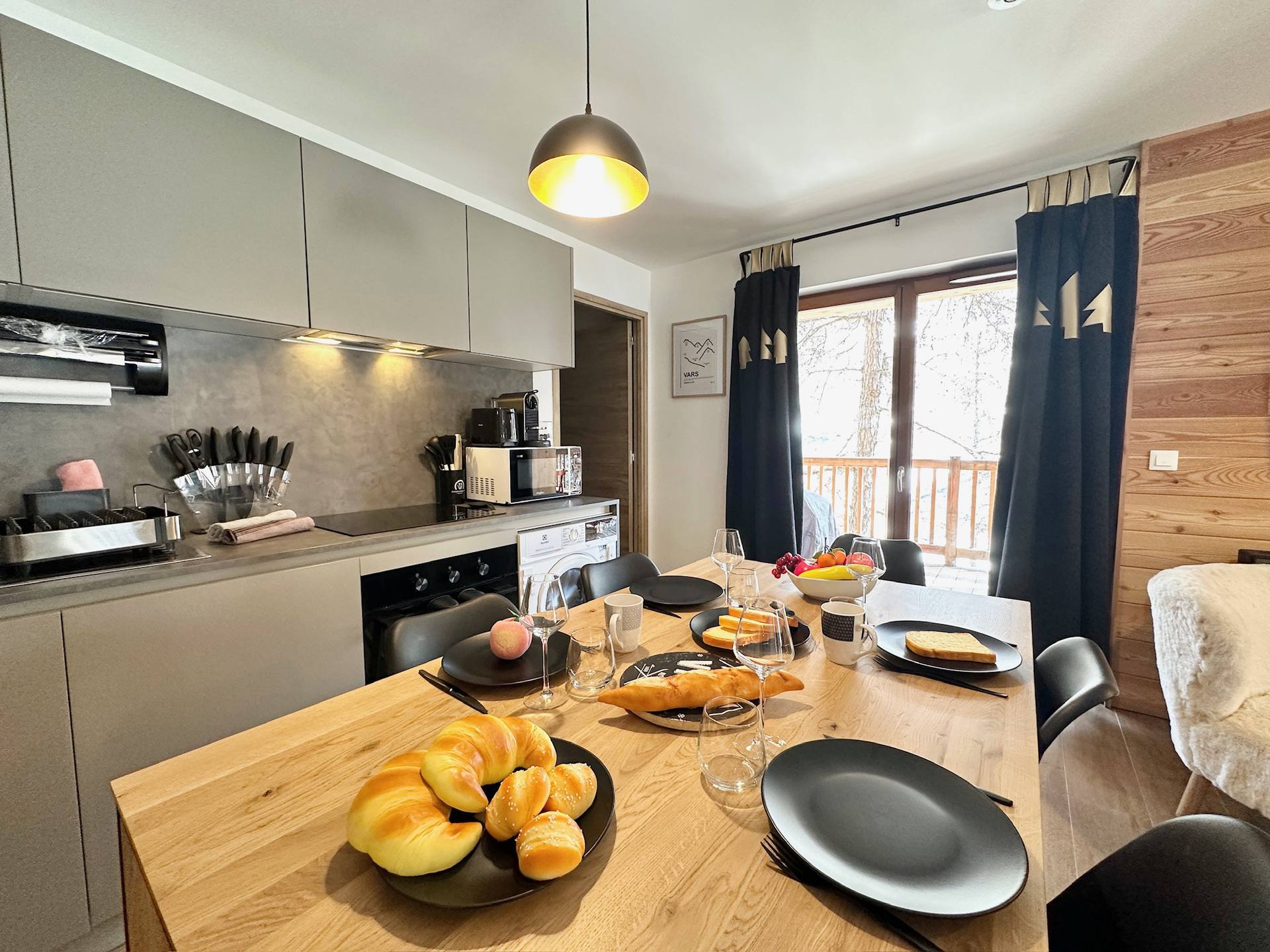 Cuisine équipée moderne ouverte sur le séjour