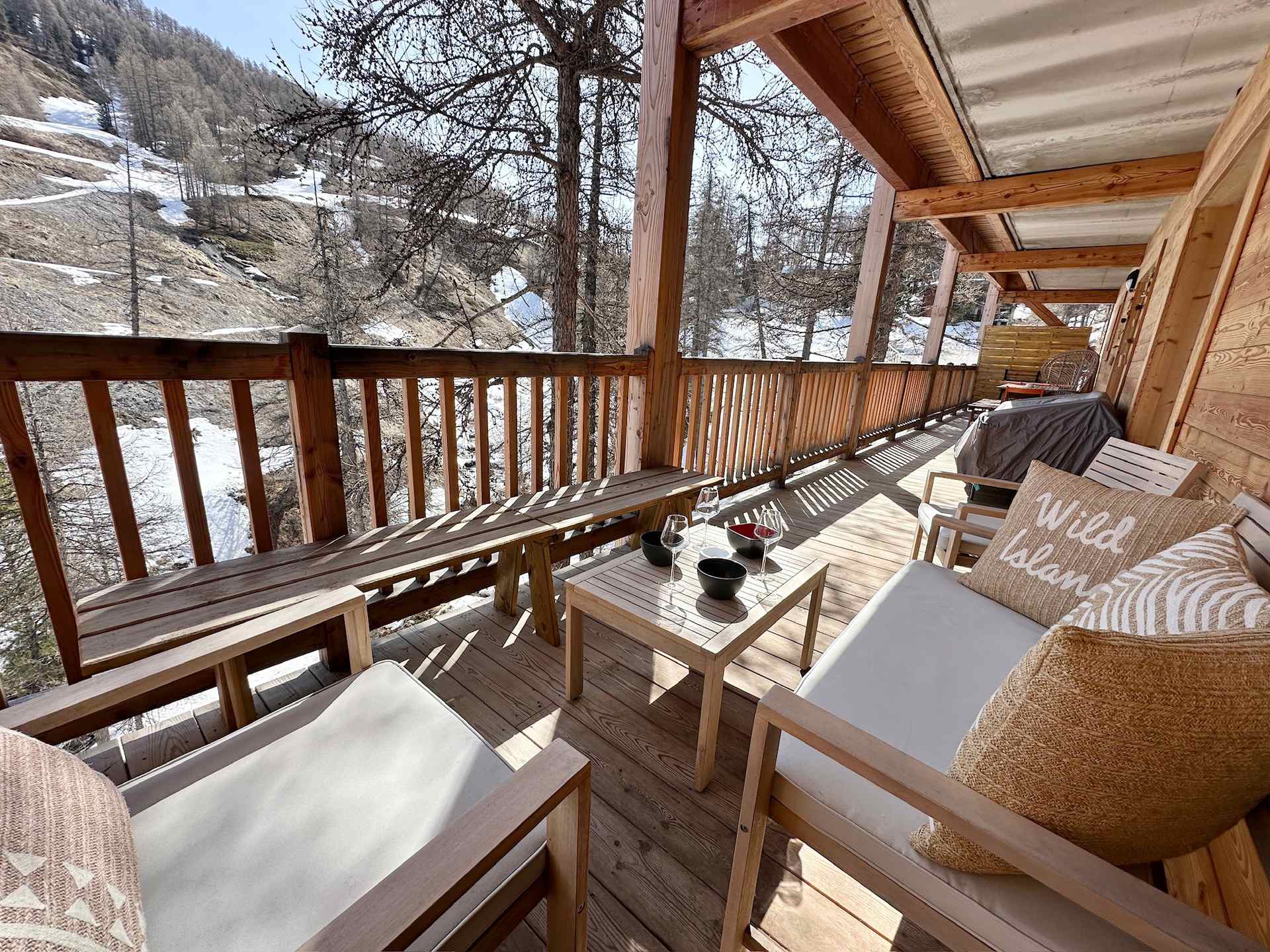 Terrasse plein sud avec vue panoramique sur la vallée de Vars