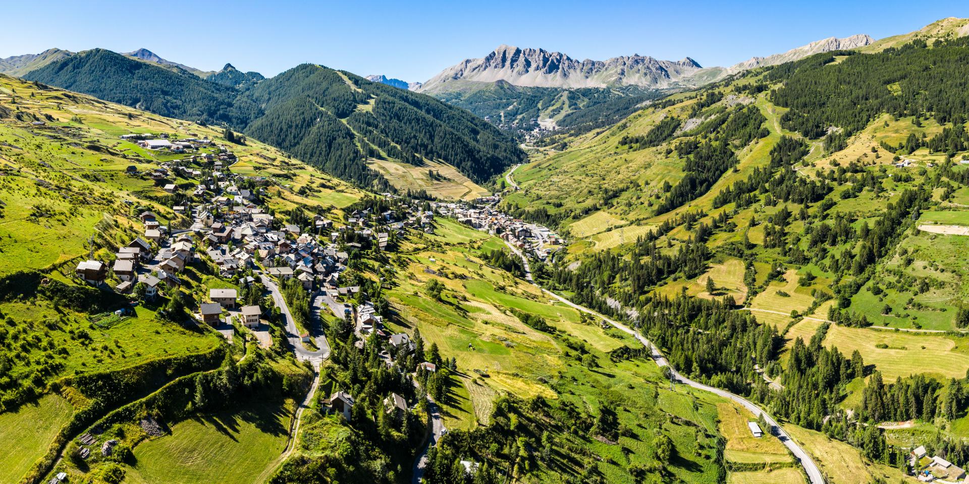 Vue aérienne de la vallée de Vars en été